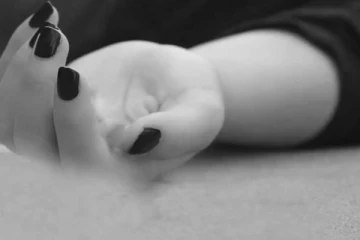 கொலை கைதி காதலியுடன் உல்லாசம்.. காவல் இருந்த காவலர்கள் - ஏன்?