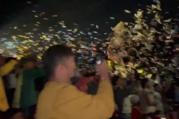 தியேட்டர் உள்ளே கொண்டாடிய ரசிகர்கள்.. போலீஸ் வந்து கொடுத்த உச்சகட்ட ஷாக்