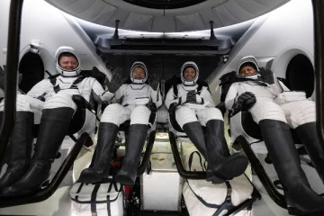 பூமிக்குத் திரும்பிய நான்கு விண்வெளி வீரர்கள்: ஒருவர் மருத்துவமனையில் அனுமதி