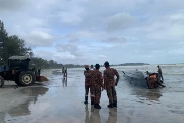 மலேசிய கடற்பரப்பில் படகு கவிழ்ந்து விபத்து! 11 அகதிகள் பலி - பலர் மாயம்