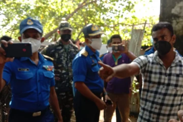 போராட்டத்தில் ஈடுபட்ட பெண்களை படம்பிடித்த கடற்படை வீரர்