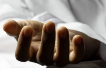 මුගුරක් රැගෙන පුතු පියා පසුපස පන්නලා - පුතුගෙන් බේරිමට නිවසෙහි හැංගුන පියාව පුතු විසින් ඝාතනය කළ අවාසනාවන්ත පුවතක්..