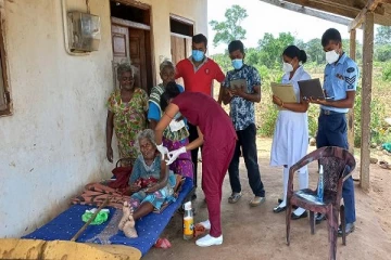 வவுனியா வடக்கில் நூறு வயதுடைய வயோதிப தாய்க்கு தடுப்பூசி வழங்கப்பட்டுள்ளது