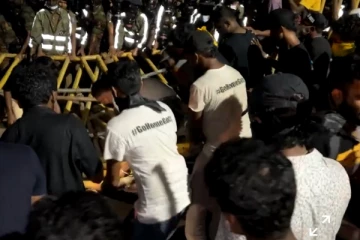 ලෝක වෙළඳ මධ්‍යස්ථානය අසළ විරෝධතාකරුවන් සහ පොලිසිය අතර උණුසුම් තත්ත්වයක්.. (VIDEO)