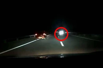 அதிவேக நெடுஞ்சாலையில் காரொன்றினால் ஏற்பட்ட குழப்பநிலை