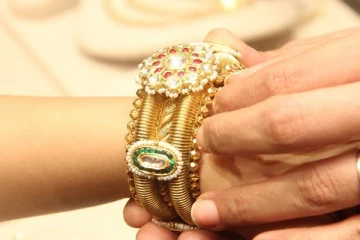 வார தொடக்கத்திலேயே சரமாரியாக குறைந்த தங்கம் விலை - எவ்வளவு தெரியுமா?