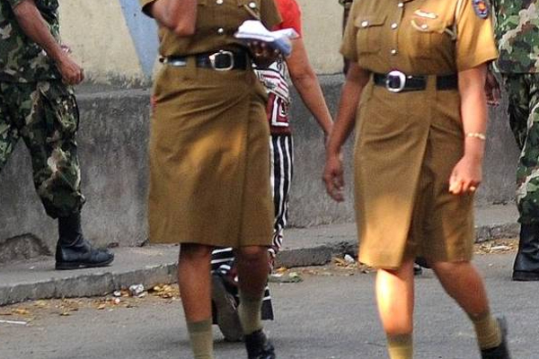 பெண் பொலிஸ் அதிகாரி இருவரை தகாத வார்த்தையில் பேசிய வர்த்தகருக்கு நேர்ந்த கதி! | Man Arrested Insulting Two Female Police Officers
