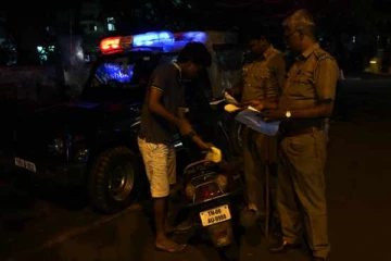 போதைப்பொருளுடன் இருவர் கைது! : ஒருவர் போதைப்பொருளை விழுங்கிய நிலையில் வைத்தியசாலையில் அனுமதி