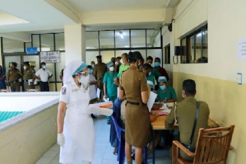 கணவருடன் வாக்குவாதம்; மருமகளைக் கத்தியால் குத்திய மாமியார்