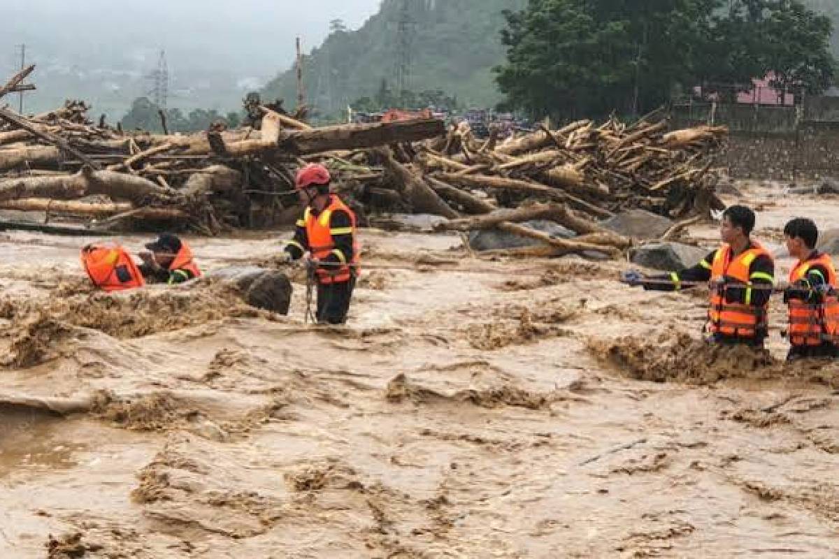 வியட்நாமில் கடும் வெள்ளப்பெருக்கு: 4 பேர் உயிரிழப்பு | Severe Flooding In Vietnam 4 Dead வியட்நாமில் கடும் வெள்ளப்பெருக்கு: 4 பேர் உயிரிழப்பு | Severe Flooding In Vietnam 4 Dead