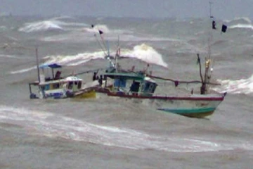 කාලගුණය වෙනස් වෙයි - මුහුදු ගිය යාත්‍රාවකුත් පෙරලෙයි..!