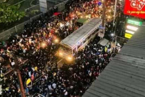 கொழும்பில் கலைஞர்களின் பங்களிப்புடன் நடைபெற்று பாரிய ஆர்ப்பாட்டம் | Colombo Galle People Protest Economic Crisis