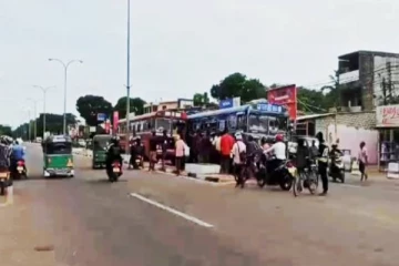 கிளிநொச்சியில் அரச, தனியார் பேருந்துகளால் அவதியடையும் மக்கள்!