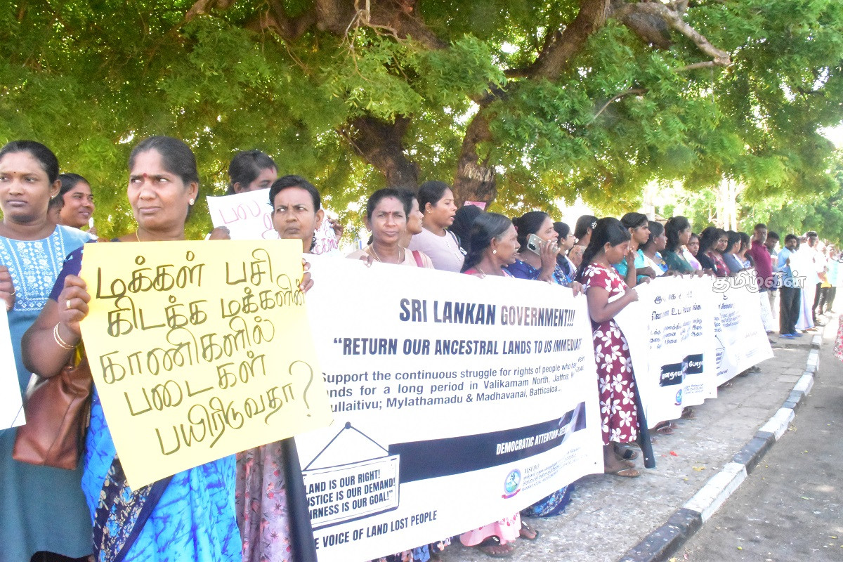 மக்களின் பூர்வீக நிலங்களை உடனடியாக ஒப்படைக்க கோரி மன்னாரில் கவனயீர்ப்பு போராட்டம் | Attention Grabbing Protest In Mannar மக்களின் பூர்வீக நிலங்களை உடனடியாக ஒப்படைக்க கோரி மன்னாரில் கவனயீர்ப்பு போராட்டம் | Attention Grabbing Protest In Mannar