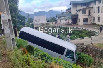 ප්‍රබල ඇමතිගේ බලු පැටවා රැගෙන ගිය බස් රථය ප්‍රපාතයකට පෙරළෙයි..(PHOTOS)