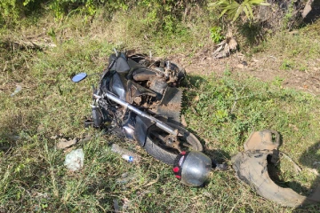 முல்லைத்தீவில் காருடன் மோதிய மோட்டார் சைக்கிள் (Photo)