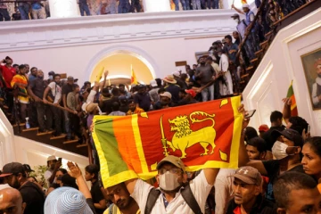 இலங்கையில் தனியாக சிக்கிய ஆர்பாட்டக்காரர்கள்., கொடூரமாக தாக்கிய பாதுகாப்பு படையினர்.. பரபரப்பு காட்சி