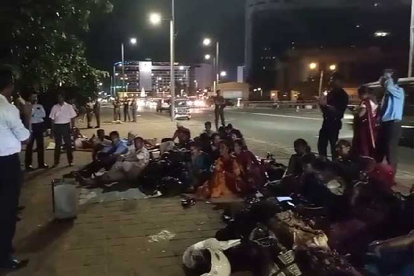 ஜனாதிபதி செயலகத்திற்கு அருகில் இரவுநேரம் விளக்கேற்றி போராடும் ஆசிரியர்கள் | Teachers Light Night Near Presidential Secretariat