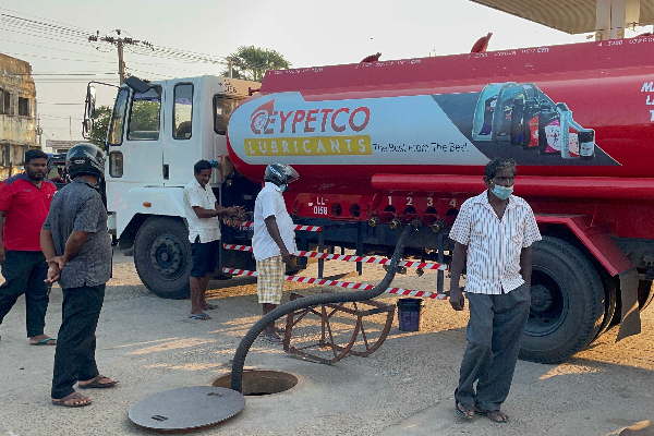மன்னாரில் மண்ணெண்ணெய் பெற்றுக் கொள்வதில் மக்கள் சிரமம் (PHOTOS) | Fuel Mannar People Sl