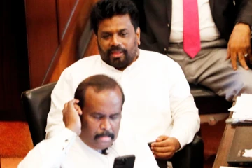 செல்வம் அடைக்கலநாதனின் கைத்தொலைபேசியை ரகசியமாக எட்டிப்பார்த்த அனுர!