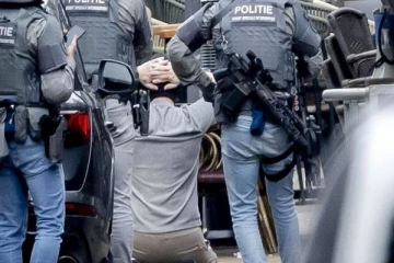 நெதர்லாந்து கேளிக்கை விடுதியில் ஆயுதங்களுடன் புகுந்த நபரால் பரபரப்பு