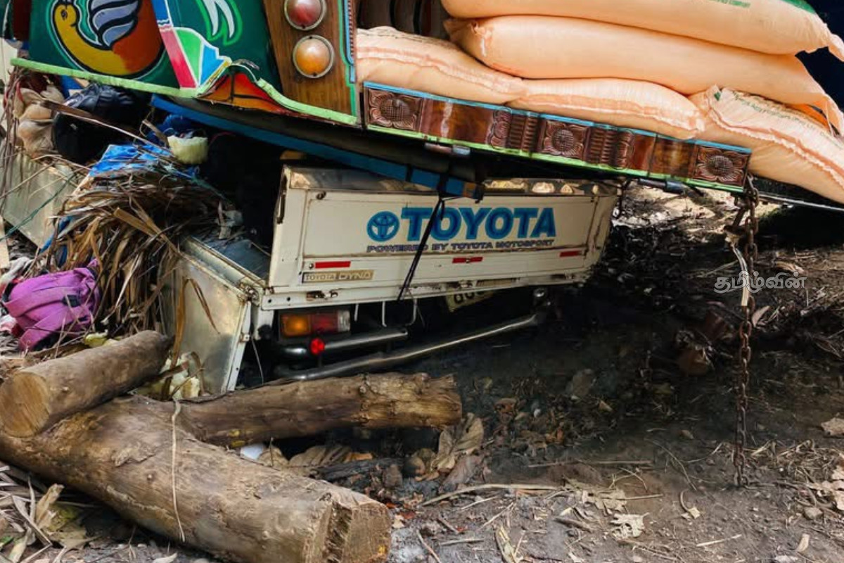 ஏ - 9 வீதியில் கோர விபத்து! இரு குடும்பஸ்தர்கள் சாவு | Fatal Accident On A9 Road Two Members Family Die ஏ - 9 வீதியில் கோர விபத்து! இரு குடும்பஸ்தர்கள் சாவு | Fatal Accident On A9 Road Two Members Family Die