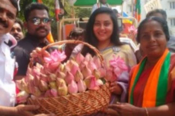 தாமரைக்கு வாக்களித்தால் ஆறு சிலிண்டர் தருவேன் பிரியாணி செஞ்சு சாப்பிடுங்க - நமீதா பிரச்சாரம்