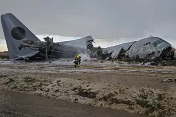 බිහිසුණු අනතුරක් - ගුවන් යානයක් කඩා වැටේ - 15ක් මරුට 30ක් රෝහලේ