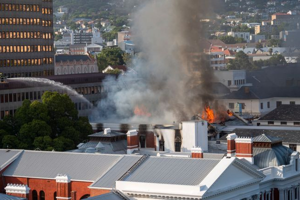 தென்னாபிரிக்க  நாடாளுமன்றத்தில் ஏற்பட்ட தீ! கடும் போராட்டத்தில் தீயணைப்பு வீரர்கள் - ஐபிசி தமிழ்