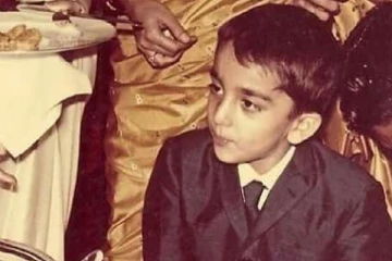 இந்த போட்டோவில் இருப்பது யார் தெரியுமா? விஜய்க்கு வில்லனாக மிரட்டும் நடிகர் தான்