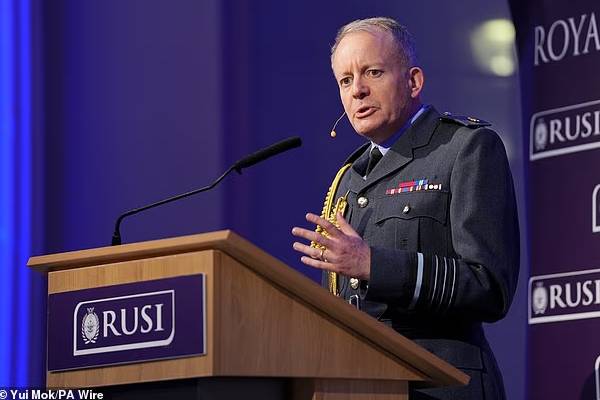 ரஷ்யாவுடன் இறுகும் போர்... பிரித்தானிய இராணுவத்திற்கு 28 பில்லியன் பவுண்டுகள் நிதி பற்றாக்குறை | Uk Forces Face Funding Black Hole