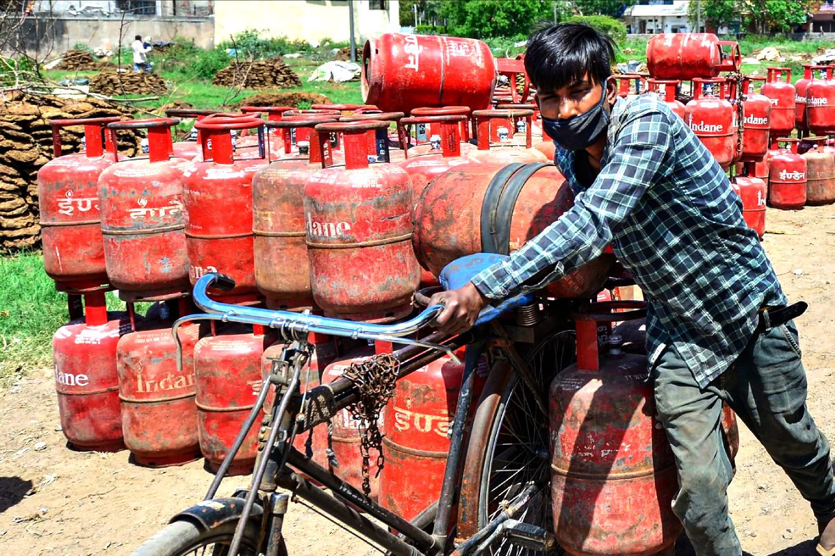 India-Cuts-Ujjwala-LPG-Subsidy-to-4-Cylinders India-Cuts-Ujjwala-LPG-Subsidy-to-4-Cylinders