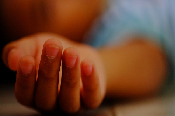 மரக்கிளை முறிந்ததால் 5 வயது சிறுமி பலி - ஐபிசி தமிழ்