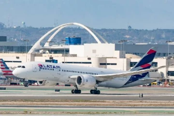 நடுவானில் இருக்கையில் இருந்து தூக்கி வீசப்பட்ட விமானப் பயணிகள்... கதை முடிந்ததென்று சிலர்