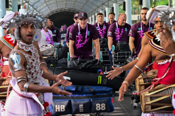 இலங்கை வந்துள்ள இங்கிலாந்து கிரிக்கெட் வீரர்கள்; நள்ளிரவில் வெளியே செல்ல தடை | England Cricket Players In Srilanka