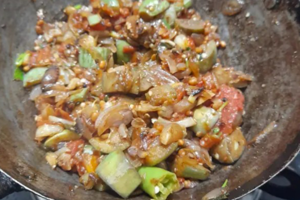 கத்தரிக்காய் வதக்கல் சட்னி செய்வது எப்படி? வெறும் 10 நிமிடம் போதும்.... ரிச் சுவையில் இனி ருசியுங்கள்! | Ennai Kathirikai Vathakal