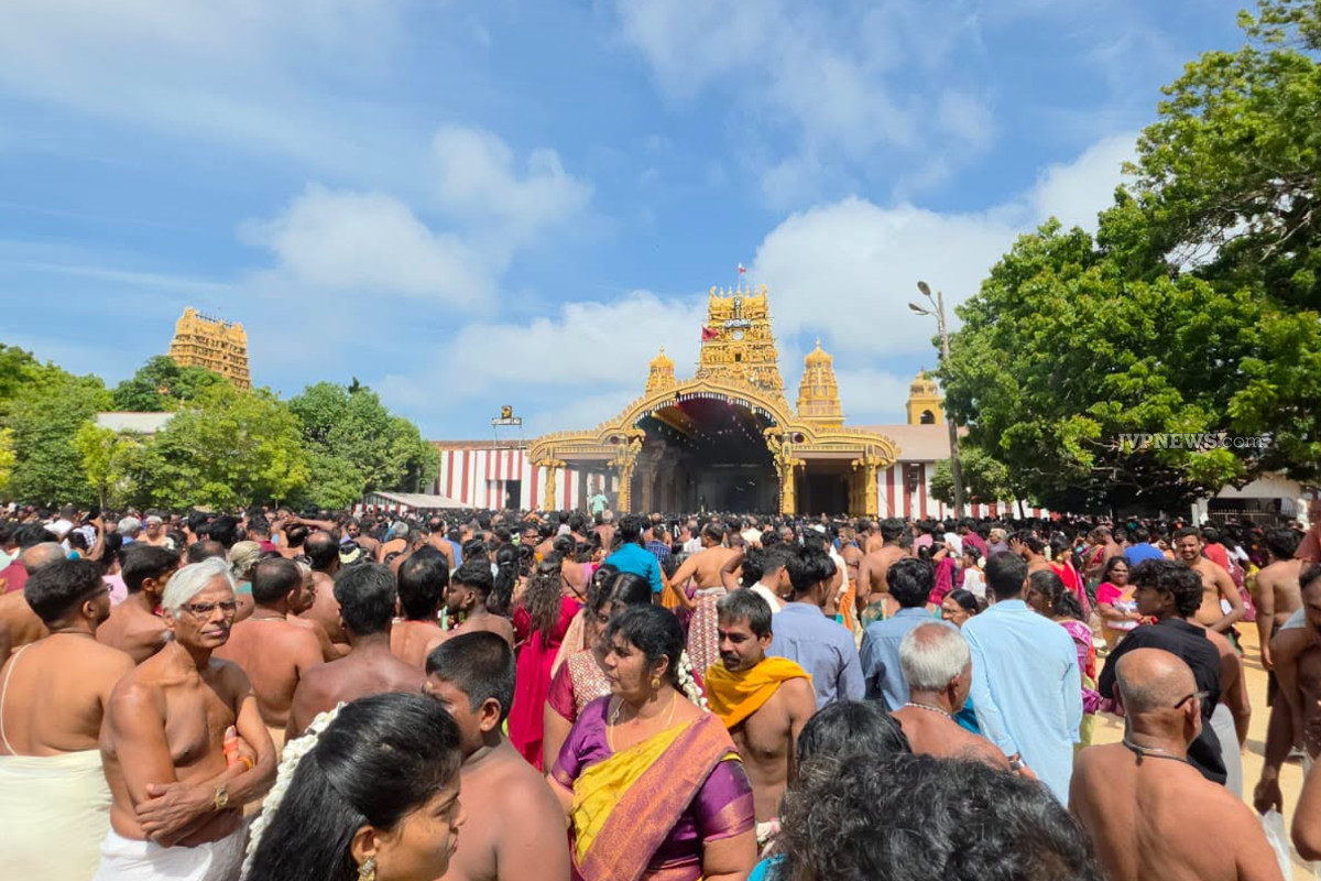 வரலாற்று பிரசித்தி பெற்ற யாழ்ப்பாணம் நல்லூர் கந்தன் கொடியேற்றம்; குவிந்த பக்தர்கள்! | Nallur Kandaswamy Temple In Jaffna Festival 2026 வரலாற்று பிரசித்தி பெற்ற யாழ்ப்பாணம் நல்லூர் கந்தன் கொடியேற்றம்; குவிந்த பக்தர்கள்! | Nallur Kandaswamy Temple In Jaffna Festival 2026