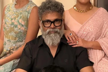 புஷ்பா இயக்குனர் சுகுமாரின் மனைவி, மகளை பார்த்தீர்களா.. அழகிய குடும்ப புகைப்படம்