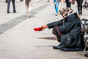 எந்த ஐரோப்பா நாட்டுக்கு வேண்டுமானாலும் பயணிக்கலாம்... ஆனால்! பிச்சைகாரர்களுக்கு சுவிஸின் முக்கிய நகரம் வழங்கிய சலுகை