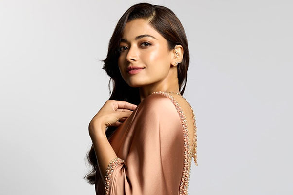 நடிகை ராஷ்மிகா மந்தனா கையில் அணிந்திருக்கும் வாட்ச் விலை எவ்வளவு தெரியுமா? அடேங்கப்பா இவ்வளவா!! | Rashmika Mandanna Watch Worth Is Rupees 4 Lakhs நடிகை ராஷ்மிகா மந்தனா கையில் அணிந்திருக்கும் வாட்ச் விலை எவ்வளவு தெரியுமா? அடேங்கப்பா இவ்வளவா!! | Rashmika Mandanna Watch Worth Is Rupees 4 Lakhs