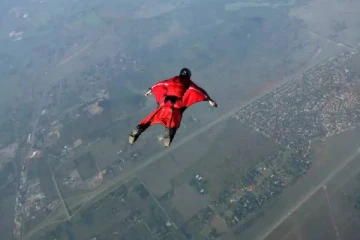 அந்தரத்தில் சாகசம்... விமான இறக்கையில் சிக்கி நடந்த பயங்கரம்: கொலை வழக்கில் விமானி