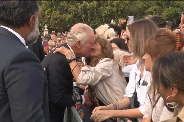 மன்னர் மூன்றாம் சார்லஸ் பக்கிங்ஹாம் அரண்மனைக்கு வருகை...”கடவுள் அரசனைக் காப்பாற்றுங்கள்” என பொதுமக்கள் கோஷம்!