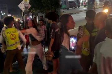 கொழும்பில் வன்முறையில் ஈடுபட்ட வெளிநாட்டு பெண்! இலங்கை பெண், பொலிஸார் மீது தாக்குதல்