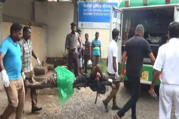 ධාවනය වෙමින් තිබු දුම්රිය නතර කිරීමට ගිය පුද්ගලයාට සිදුවූ දේ..