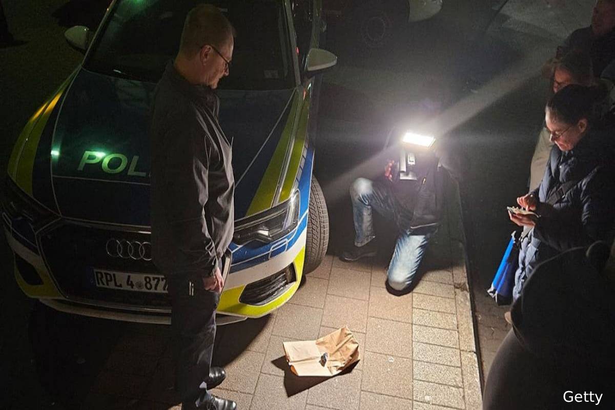 ஜேர்மனியில் விண்ணில் தோன்றிய வியப்பூட்டும் ஒளி: தொடர்ந்த அரிய நிகழ்வு | Meteorite Punches Germany House