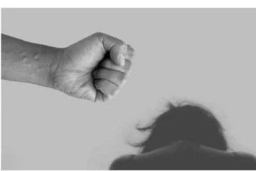 பட்டப்பகலில் பெண்ணிற்கு அரிவாள் வெட்டு.. மேலூரில் பரபரப்பு!