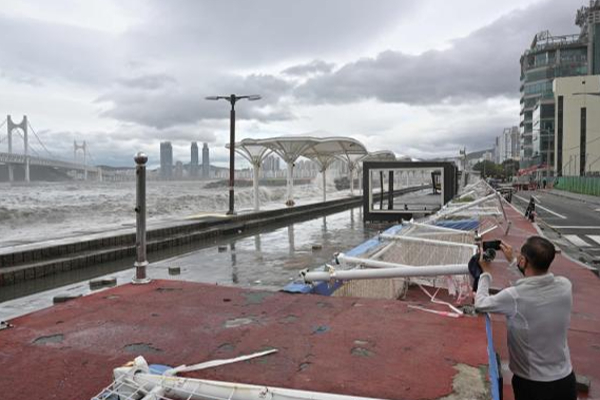 தென் கொரியாவில் கோர தாண்டவமாடிய  புயல்!  தவிக்கும் மக்கள் | Storm Killed 2 Women In South Korea