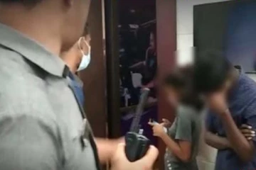 தாமரை கோபுரத்தை அலங்கோலப்படுத்திய தம்பதிக்கு நேர்ந்த கதி