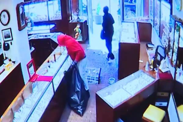 அமெரிக்காவில் 90 வினாடிகளில் இடம்பெற்ற மிகப்பெரிய திருட்டு | Robbery At Menashe Sons Jewelry Store In The Us