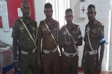 கடற்படை முகாம் அருகே பட்டப்பகலில் பாரிய துணிகர கொள்ளை - சிறிலங்கா இராணுவ சாரதி உட்பட இருவர் கைது